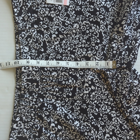 NWT Land'N Sea Floral Shorts 10 Black White Pockets Pattern - Picture 11 of 13